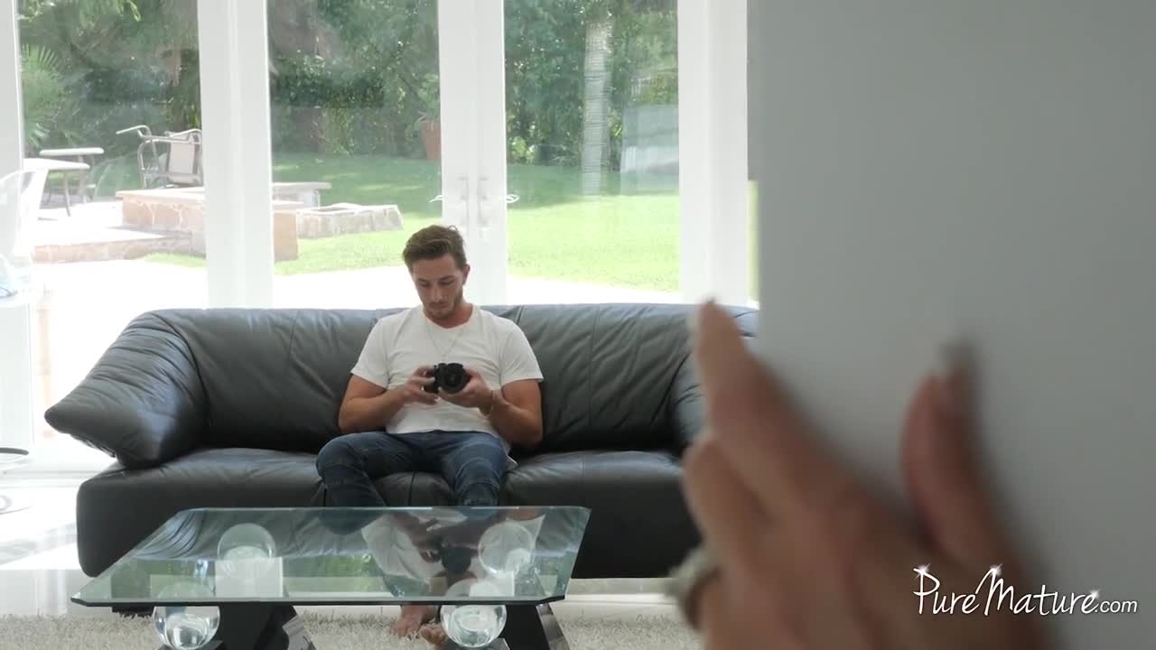Watch He's talented as a photographer but... what about pussies? Porn Video - ePornSup.