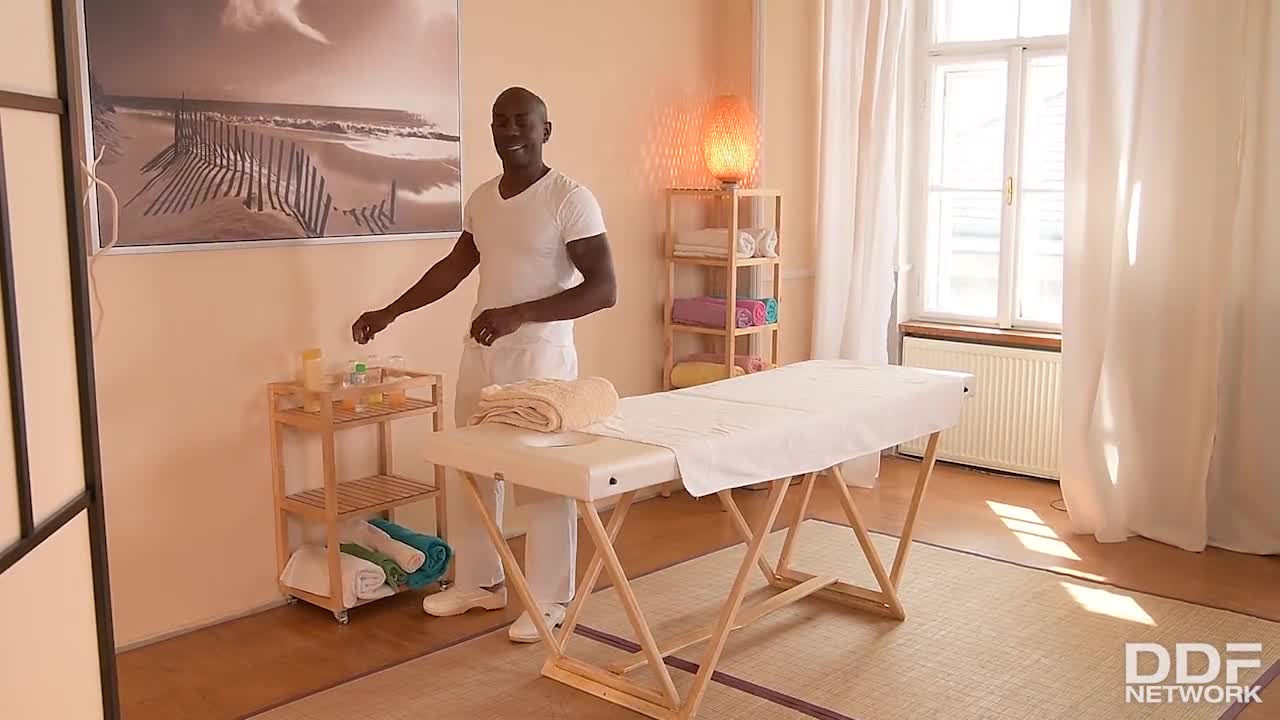 Watch Masseur analyzing a stressed out mommy Porn Video - ePornSup.