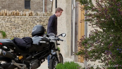 English chick satisfying a French pussy