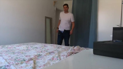 Quand son mari n'est pas la elle adore se faire baiser par son amant