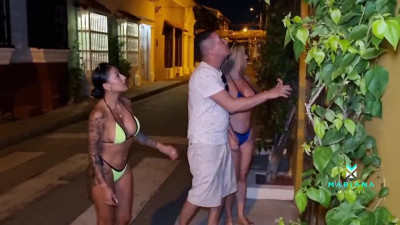 Lesbianas colombianas follando en el jacuzzi