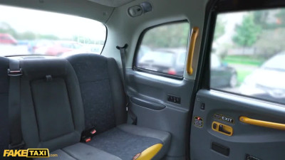 Pasajera española se folla al taxista