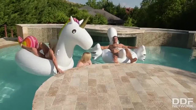 Wet and juicy anal threesome in the pool