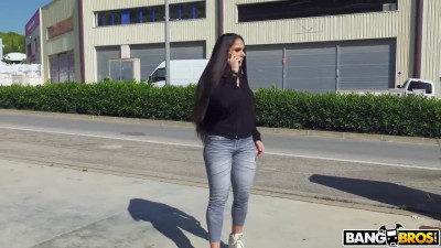 Dos pollas para Marta La Croft en la calle