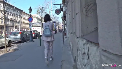 Estudiante española ofrece su culo por un puñado de billetes