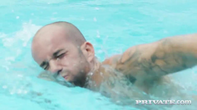 Dos bellezas compartiendo polla en la piscina