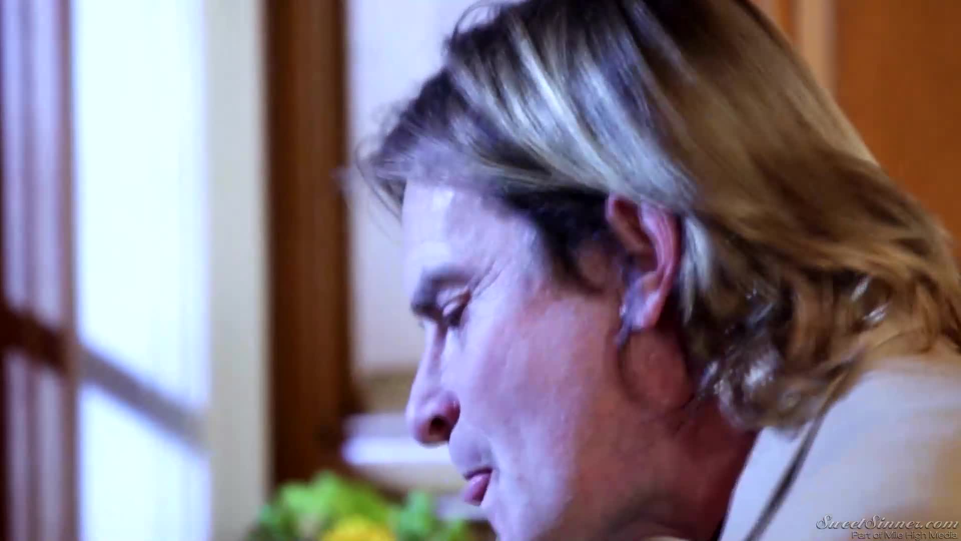 Watch Estudiante de intercambio se folla al padre de familia Porn Video - ePornSup.