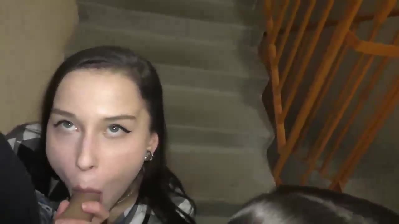 Watch Deux meufs me sucent en meme temps dans la cage d'escalier Porn Video - ePornSup.