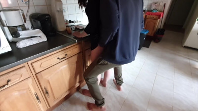Elle adore se faire baiser dans la cuisine comme une salope