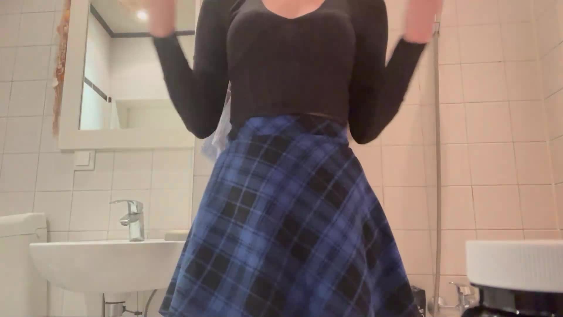Watch Geile Milf spielt an sich rum Porn Video - ePornSup.