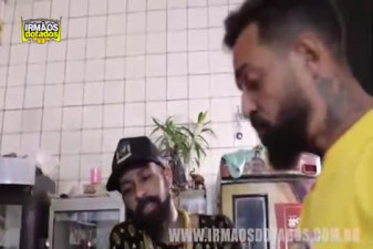 Teniendo que entregar el culo, en el bar