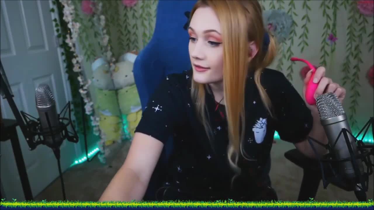 Watch Youtuber makes her first show on Chaturbate Porn Video - ePornSup.